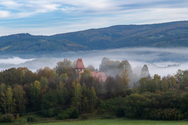 Podzimní mlhavé počasí kolem zchátralého kostela sv. Mikuláše