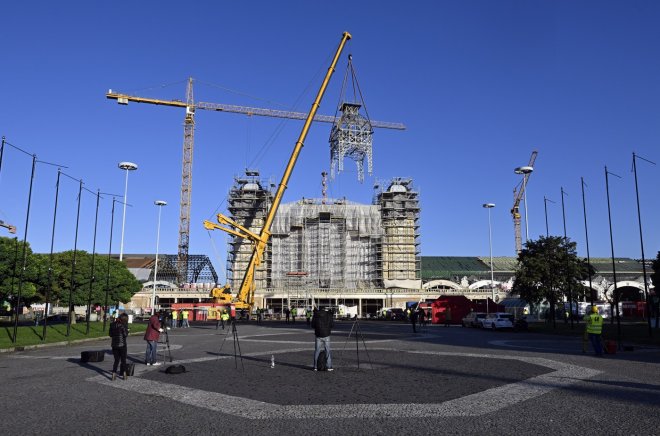 Na Průmyslovém paláci v Praze je opravená konstrukce hodinové věže