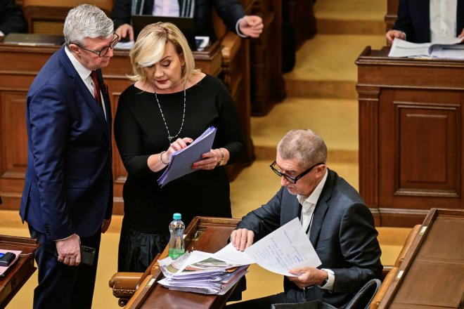 Zleva poslanec Karel Havlíček (ANO), předsedkyně poslaneckého klubu hnutí ANO Alena Schillerová a poslanec a předseda hnutí ANO Andrej Babiš na schůzi Poslanecké sněmovny