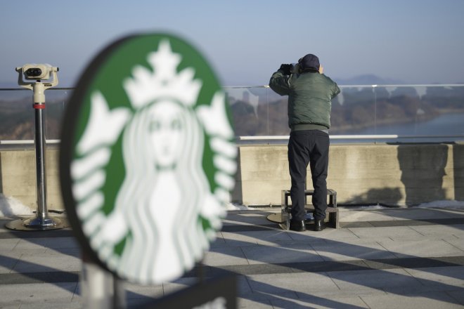 Kavárna Starbucks na hranicích Jižní a Severní Koreje