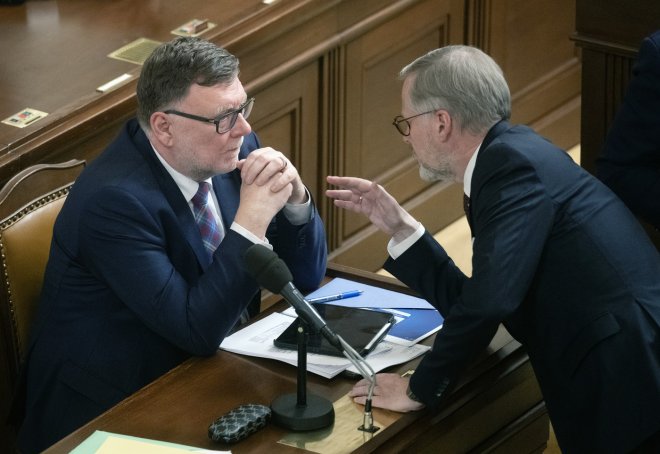 Zleva ministr financí Zbyněk Stanjura a premiér Petr Fiala na schůzi Poslanecké sněmovny