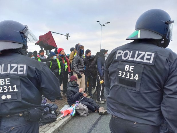 Proti sjezdu AfD demonstrují tisíce lidí, zabránili jeho včasnému začátku