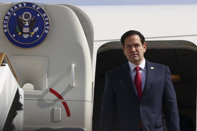 Americký ministr zahraničí Marco Rubio vystupuje z letadla v Abu Dhabi, Spojené arabské emiráty