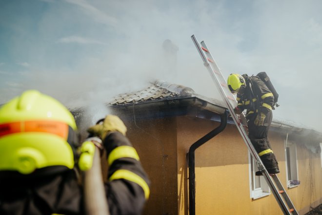 Požár související se solárními panely na střeše hasili požárníci na začátku července 2023 v Šenově na Karvinsku.