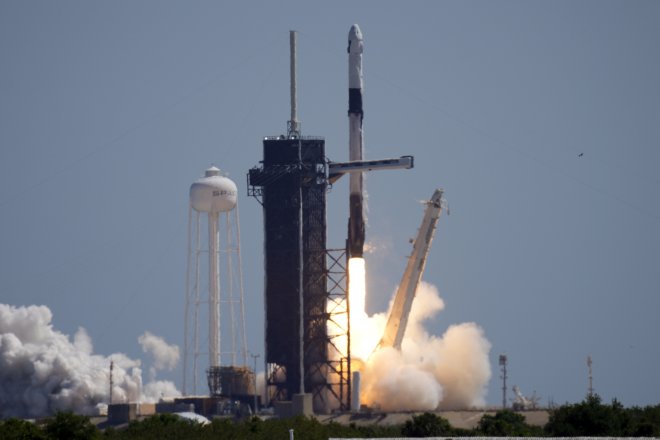 Z Kennedyho vesmírného střediska na východě Floridy odstartoval let společnosti Axiom Space, který představuje první ryze soukromou misi na oběžnou dráhu podporovanou americkou vesmírnou agenturou NASA.