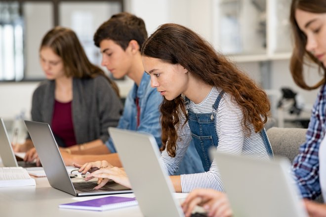 Podnikatelé Tykač a Holeček založili nadaci, která bude podporovat školu CEVRO