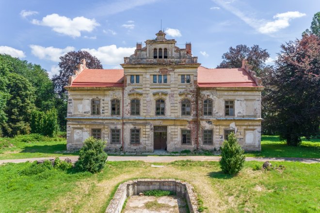 Zámek v Souticích na Benešovsku je na prodej.