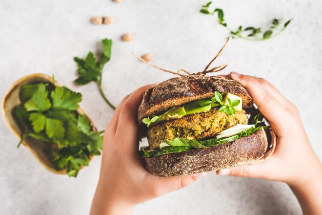 Veganská alternativa burger.