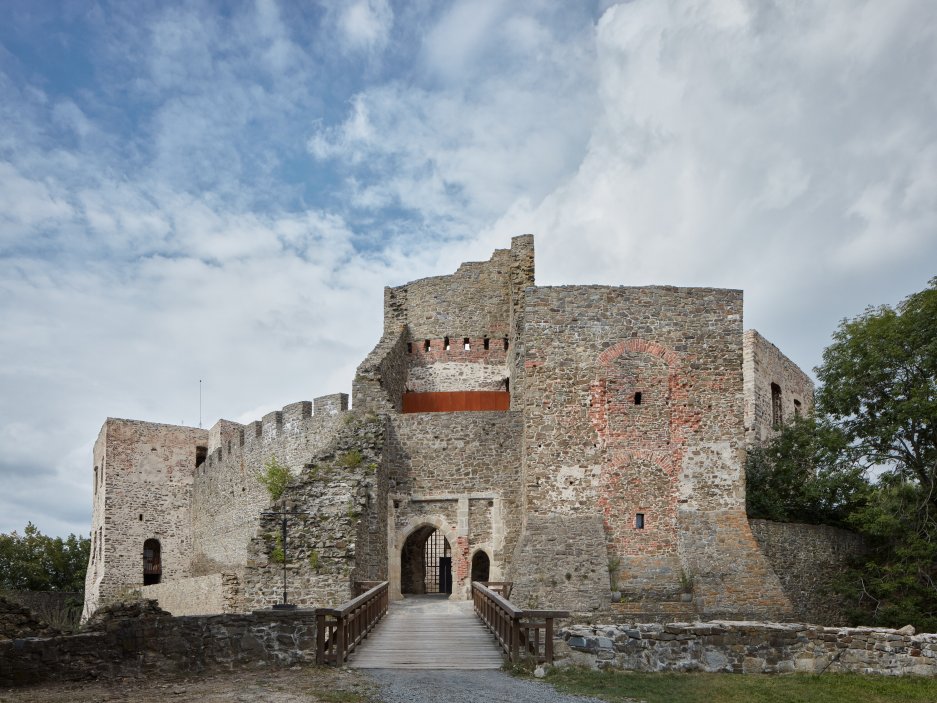 Architekti z atelieru-r řešili v projektu statické zajištění, a také novou střechu paláce. Vzhledem k tomu, že zřícenina hradu je kulturní památkou, museli splnit podmínku památkářů - zastřešení mělo být pouze částečné a nesmělo přesahovat obvodové zdivo.