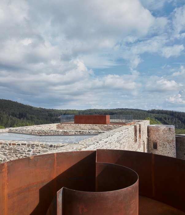 "Celý proces rekonstrukce jsme řešili s respektem k historickému objektu a snahou o zachování jeho charakteru," uzavírá architekt.