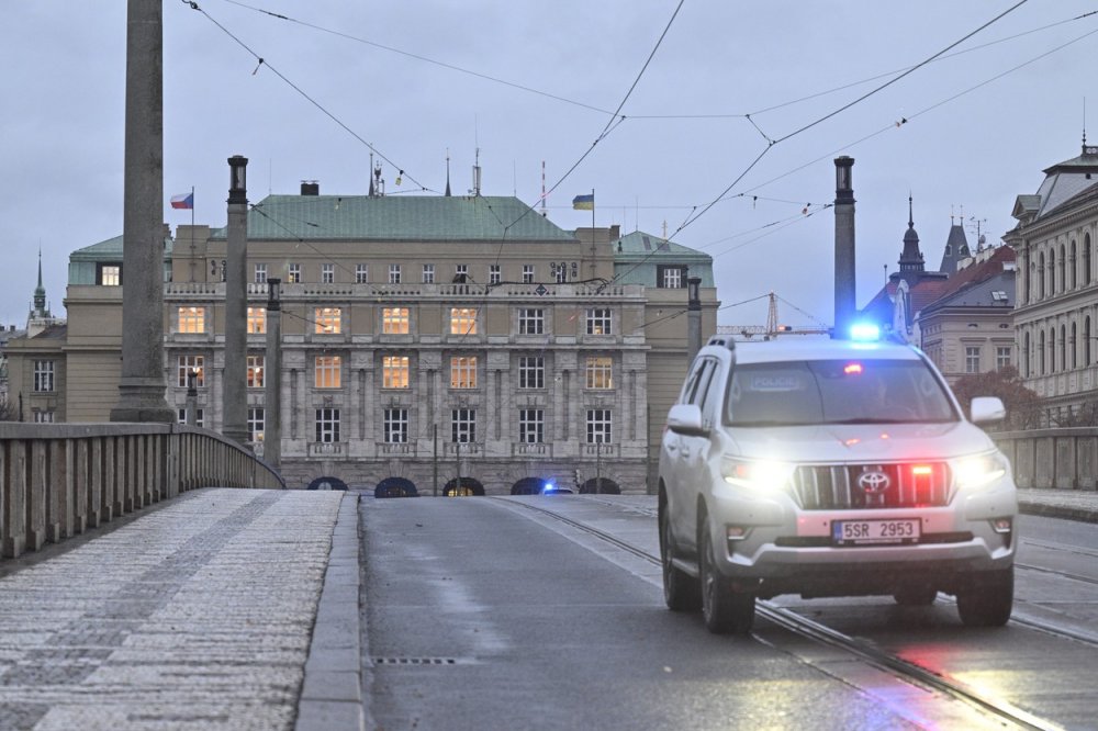 V pražské filozofické fakultě se střílelo, na místě jsou mrtví a zranění