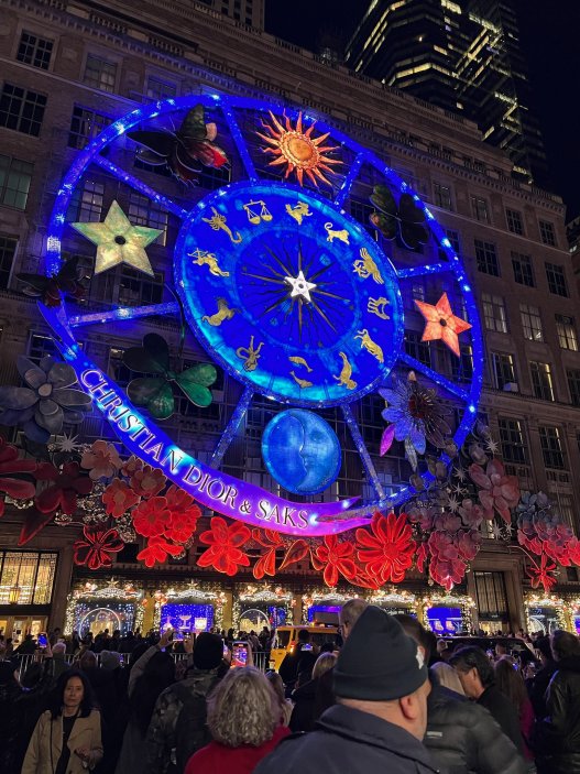 Světelná show na luxusním obchodním domě Saks Fifth Avenue