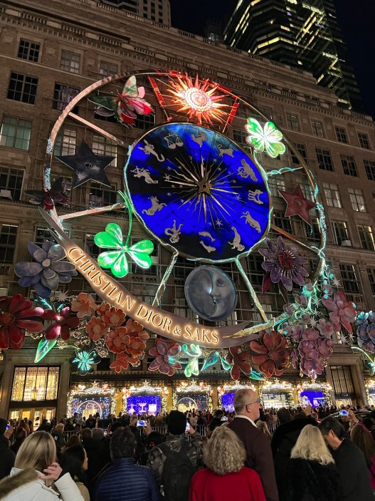 Světelná show na luxusním obchodním domě Saks Fifth Avenue