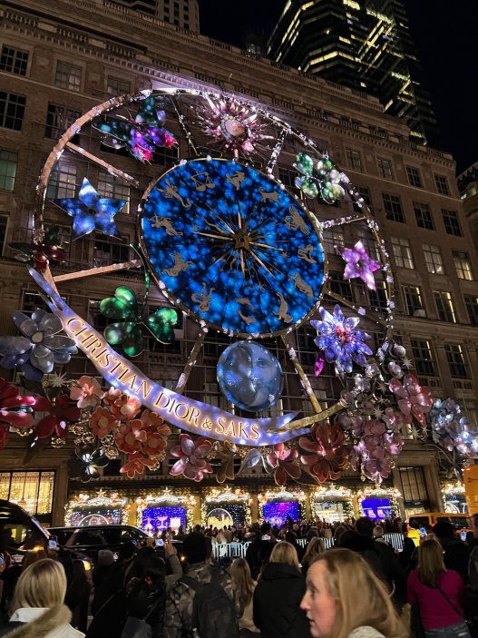 Světelná show na luxusním obchodním domě Saks Fifth Avenue