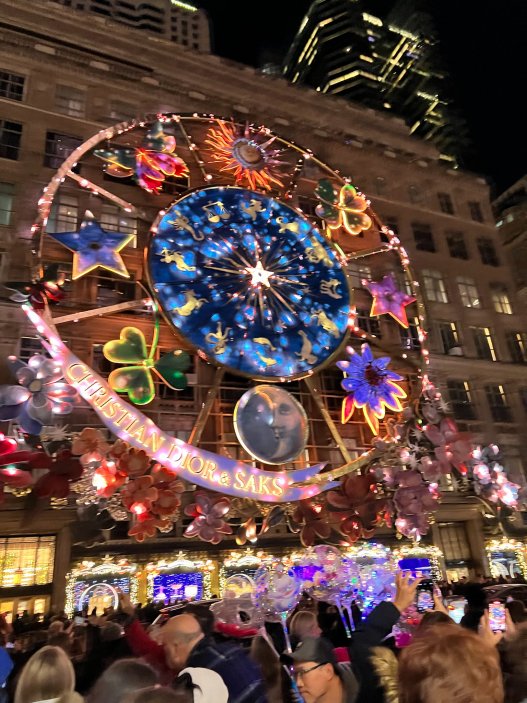 Světelná show na luxusním obchodním domě Saks Fifth Avenue