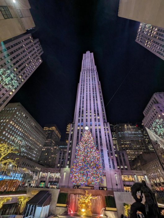 Vánočně se již tradičně zahalilo i proslulé Rockefeller Centrum na Manhattanu mezi 48. a 51. ulicí v blízkosti nejslavnější třídy - Páté Avenue.