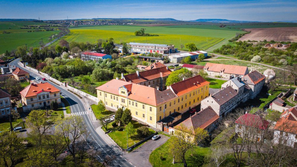 Barokní jednopatrový trojkřídlý zámek Cítoliby ve městě Cítoliby nedaleko Loun vyjde na 17 milionů.