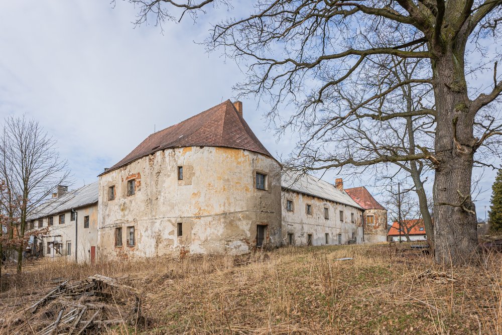 Středověká tvrz z 15. století s barokní sýpkou z 18. století, rybníkem a pozemkem v Jistebnici na Táborsku se prodává za 19 milionů korun.