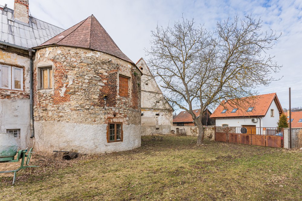 Celková výměra nemovitosti (zastavěná plocha budov, pozemky a rybník) je 19 200 metrů čtverečních. Z tvrze byly zachovány dvě půlkruhové bašty a jedno podsklepené křídlo budov. 