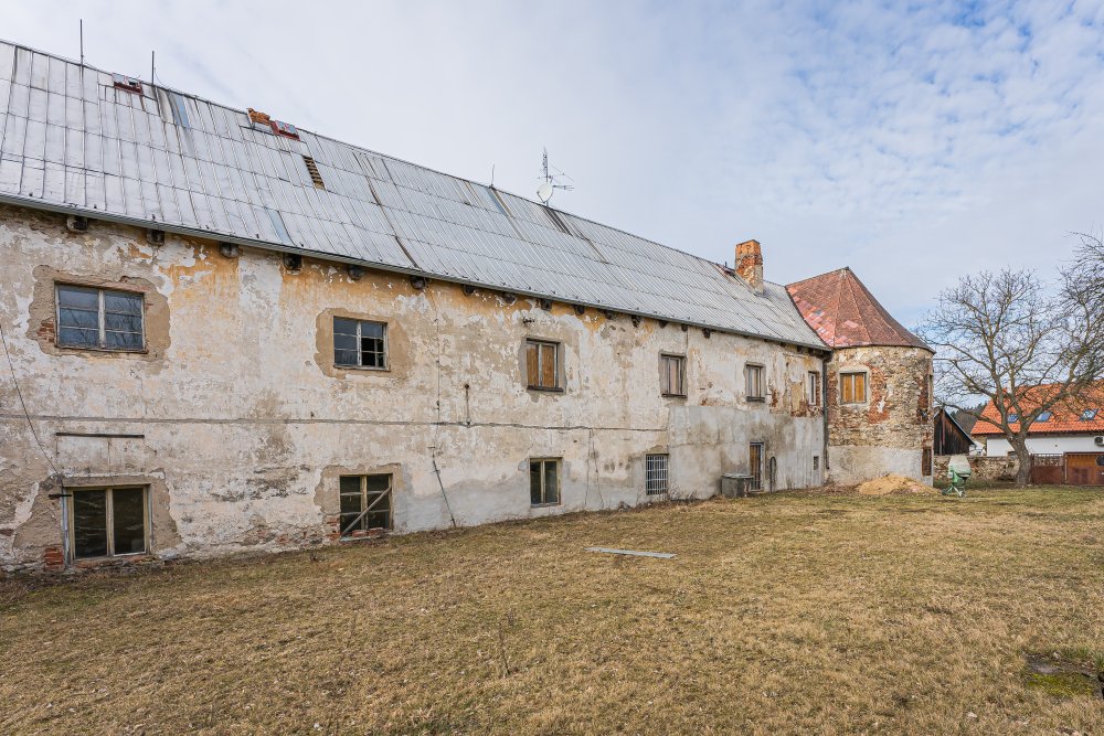 Barokní sýpka je stále ve velmi dobrém stavu a ohraničuje pozemek mezi místní komunikací a tvrzí. Ve dvoře tvrze byla za normalizace vestavěna továrna Kovovýroby a vrátnice.