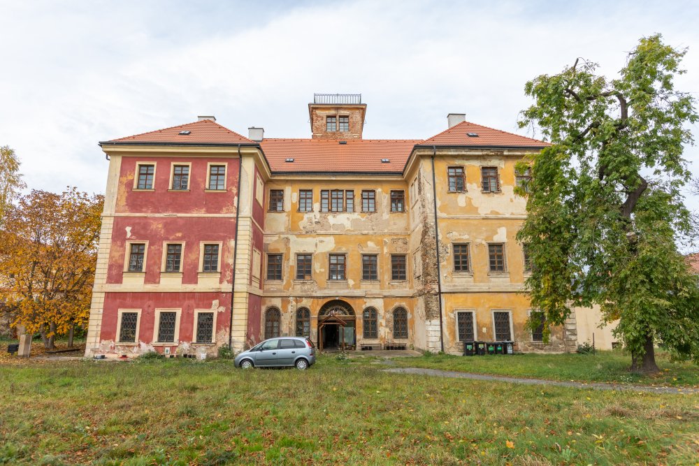 Trojkřídlý barokní zámek nechal postavit František Václav Čabelický ze Soutic v roce 1688 na místě středověké tvrze, která v minulosti patřila i králi Václavu IV. 