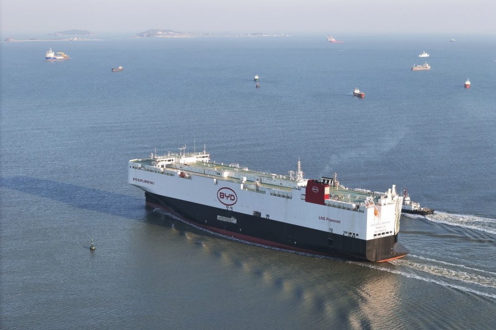 Z Číny vyplula do Evropy první nákladní loď určená speciálně pro vývoz automobilů
