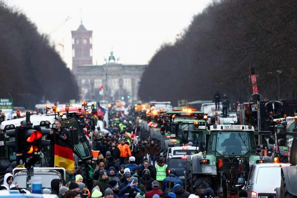 Berlín čelí protestu nákladních dopravců, zemědělci zablokovali dálnici