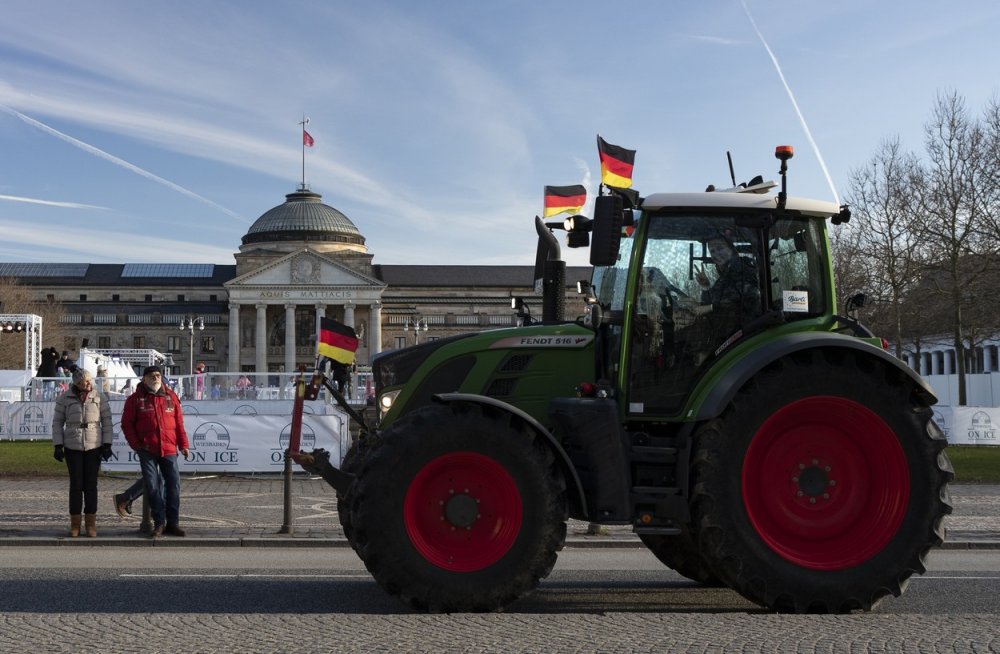 Berlín čelí protestu nákladních dopravců, zemědělci zablokovali dálnici