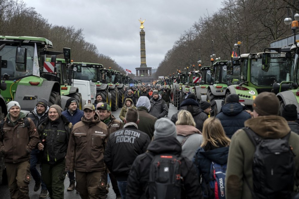 Berlín čelí protestu nákladních dopravců, zemědělci zablokovali dálnici