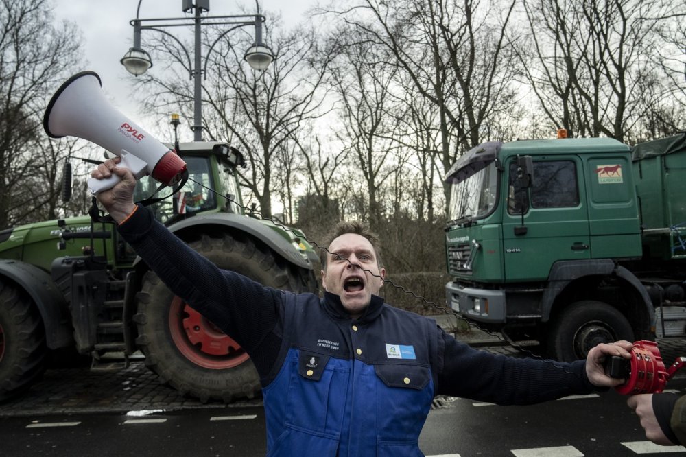 Berlín čelí protestu nákladních dopravců, zemědělci zablokovali dálnici