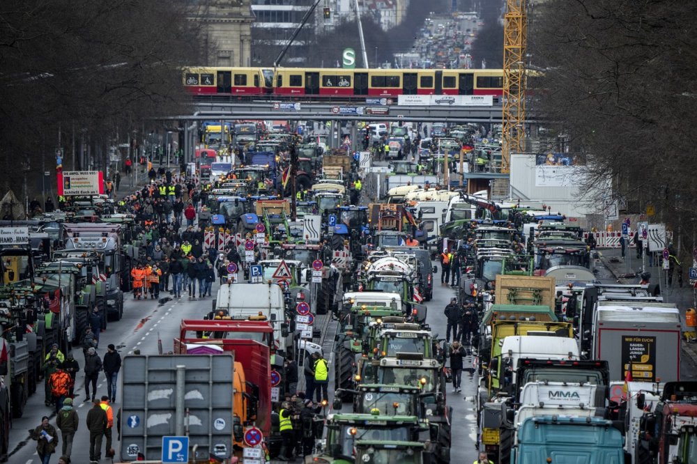 Berlín čelí protestu nákladních dopravců, zemědělci zablokovali dálnici