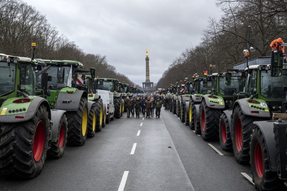 Berlín čelí protestu nákladních dopravců, zemědělci zablokovali dálnici