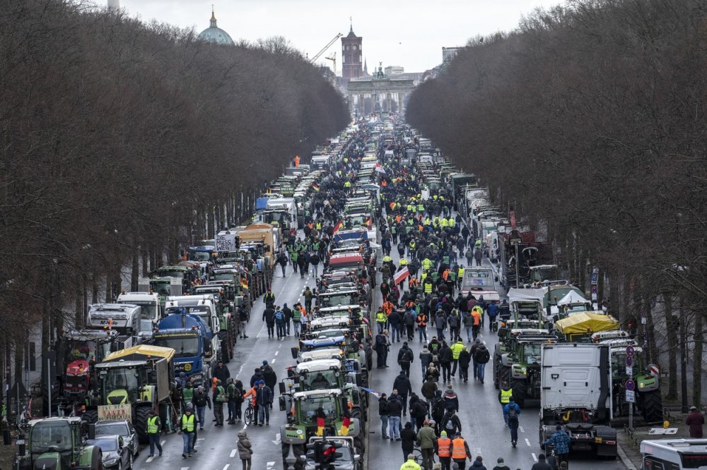 Berlín čelí protestu nákladních dopravců, zemědělci zablokovali dálnici