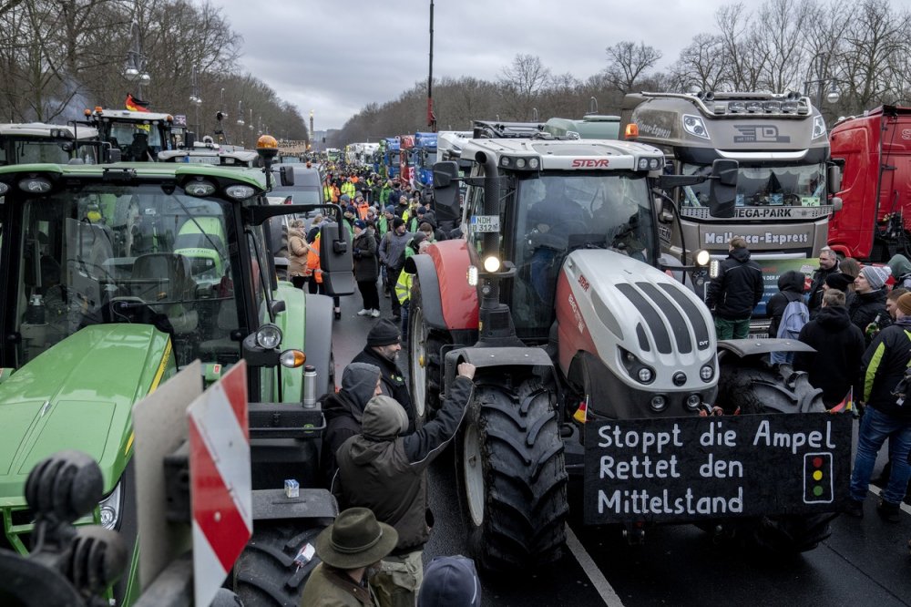 Berlín čelí protestu nákladních dopravců, zemědělci zablokovali dálnici