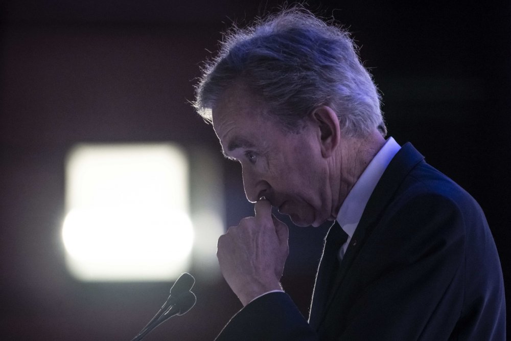 Král luxusu a opět nejbohatší člověk planety, Francouz Bernard Arnault řeší nástupnictví. Boj o moc mezi pěti potomky v domě šampaňského, šperků a módy začala.