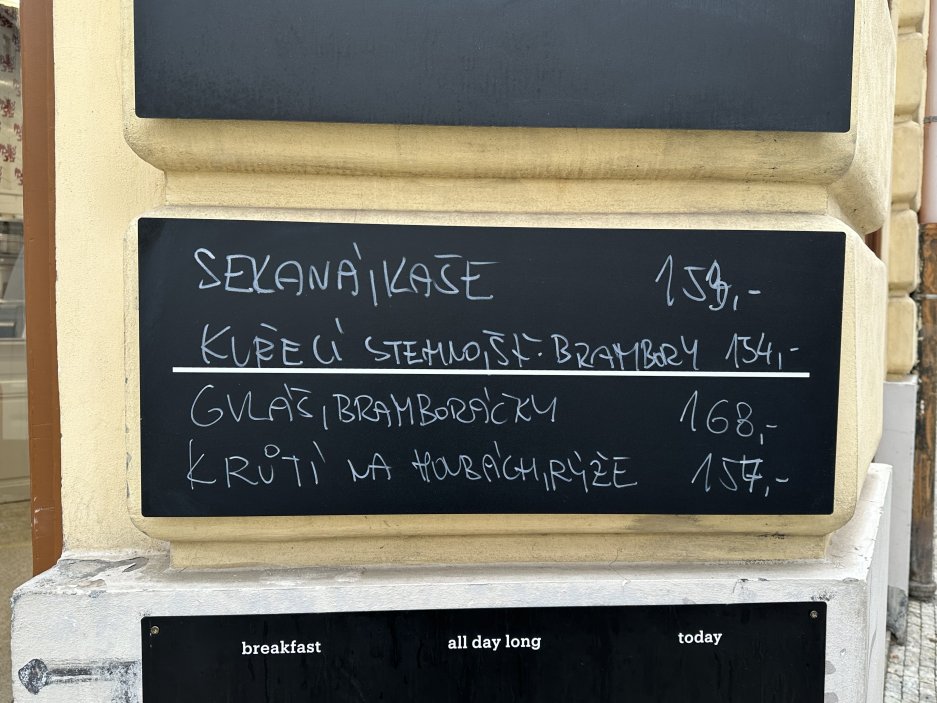 „Tady si dáte návykovou sekanou a řízek a neutratíte za to majlant,“ lákají provozovatelé na webu jídelny.