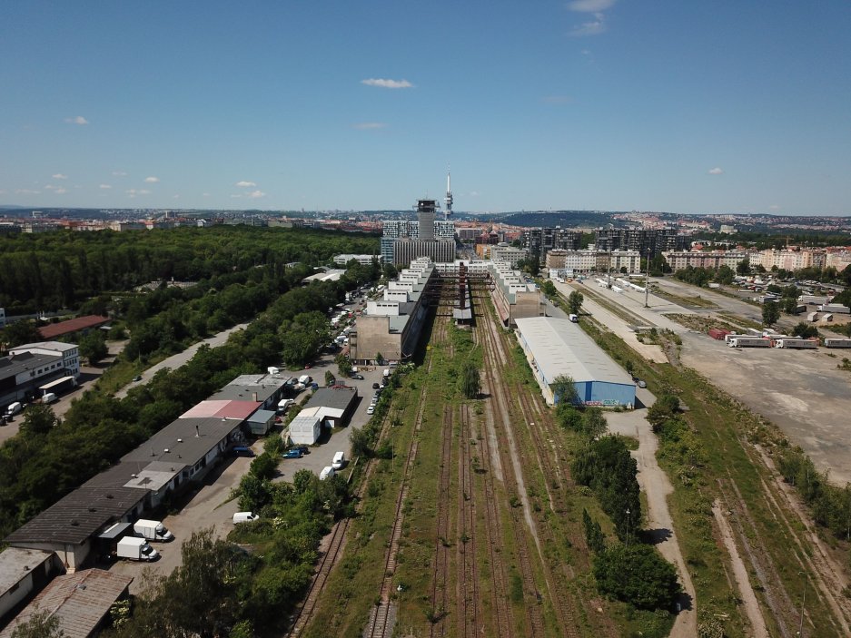 Území žižkovského nádraží má díky své blízkosti k centru vysoký rozvojový potenciál, prozatím však jeho využití bránila stavební uzávěra vymezená ve stále platném Územním plánu hl. m. Prahy z roku 1999.