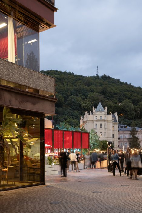 Výrazný vliv na barevnost a zpracování pavilonu měl také sousedící Hotel Thermal postavený mezi lety 1967 až 1976 podle návrhu architektů Věry a Vladimíra Machoninových. Jeho brutalistní architektura se odráží v přiznané ocelové konstrukci a použitém červeném mobiliáři. 