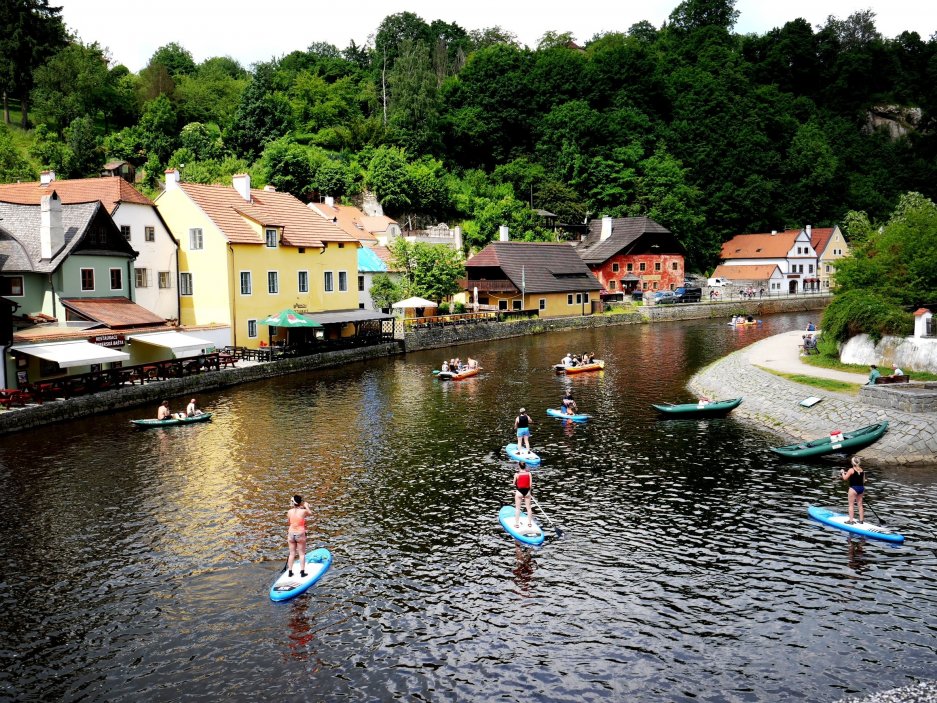 Klasika. Český Krumlov je samozřejmě v letních měsících také plný vodáků.