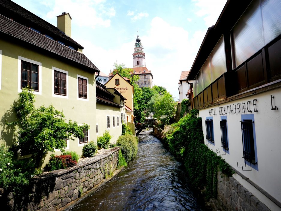 Český Krumlov díky dochovaným staletým domům nabízí spoustu podívané.