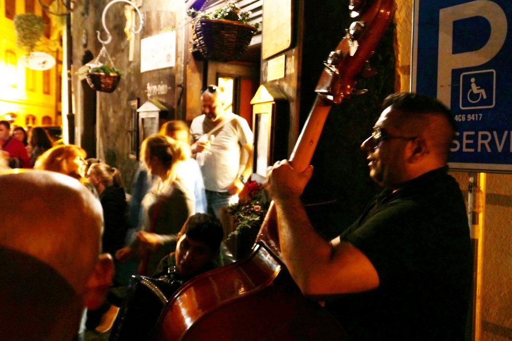 Koncert vrcholí, brzy skončí a lidé budou nadšeně tleskat.