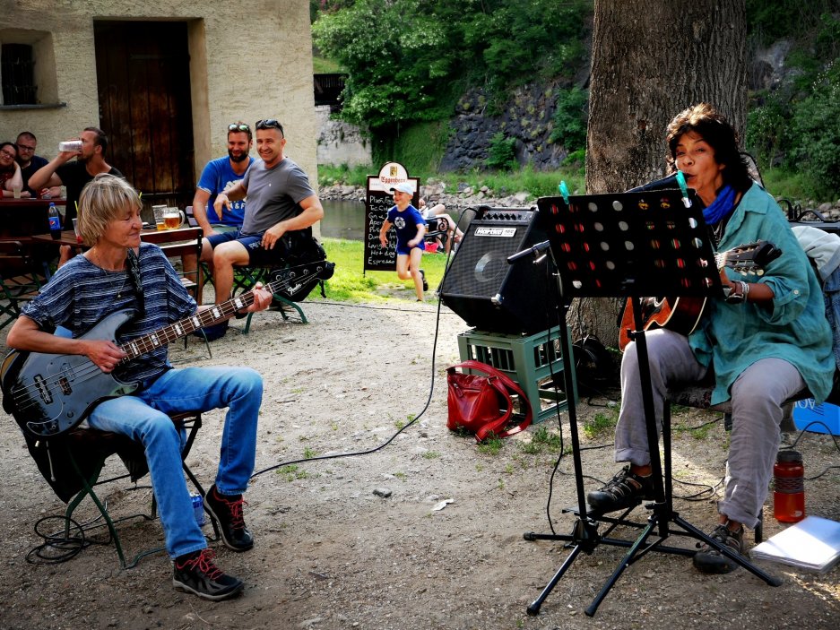 Jen s kytarou a basou jde udělat opravdu spoustu dobré muziky.