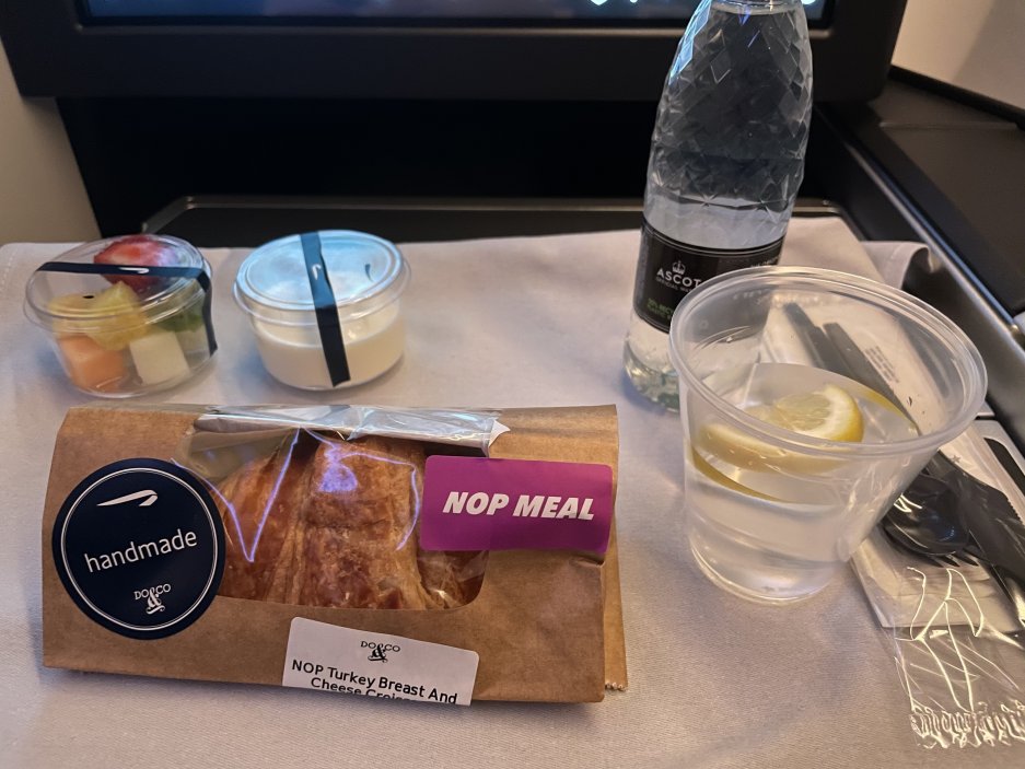 Místo sklenic plastové kelímky, místo teplého jídla jeden studený a oschlý croissant. I tak se cestuje v byznys třídě British Airways na trase Londýn - Dubaj.