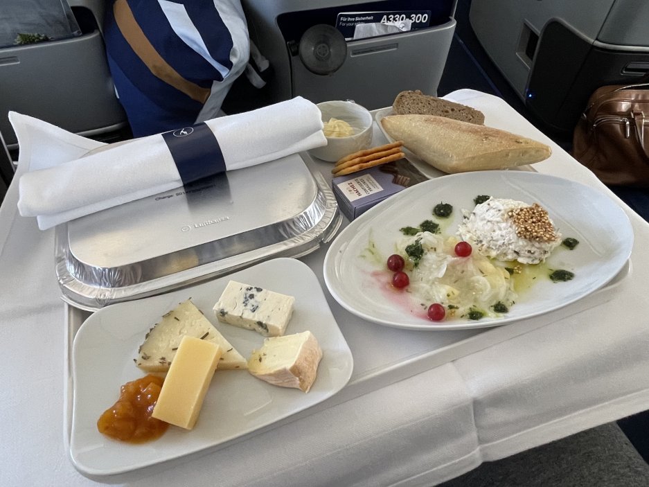 Snack servírovaný aerolinkami Lufthansa na trase Frankfurt - Dubaj.