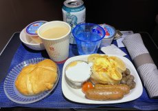 Občerstvení servírované v byznys třídě aerolinky United Airlines na trase Houston - Frankfurt.