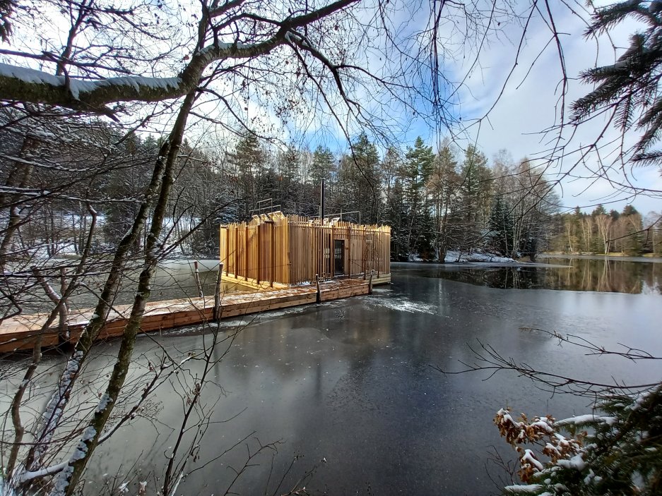 Tato sauna nedaleko Lipnice nad Sázavou navrhl nuselský ateliér Hra.  