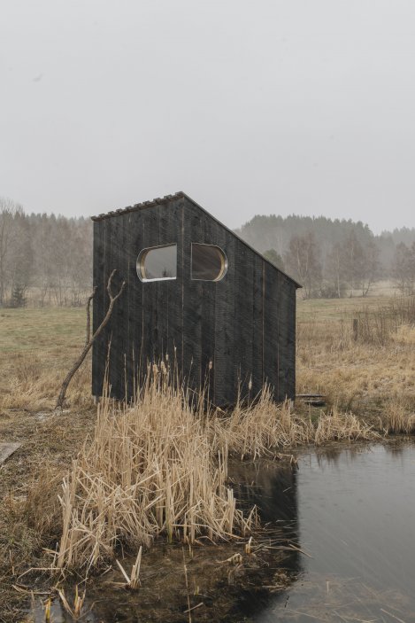 Yakisugi sauna se dá postavit kdekoliv. Navrhlo ji architektonické studio Kurz architekti. 