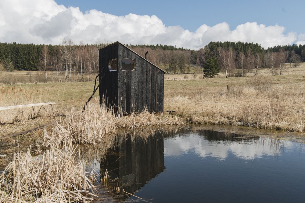  Yakisugi sauna vznikla jako komunitní projekt se záměrem podporovat a utužovat vztahy komunity Novohradských hor. 