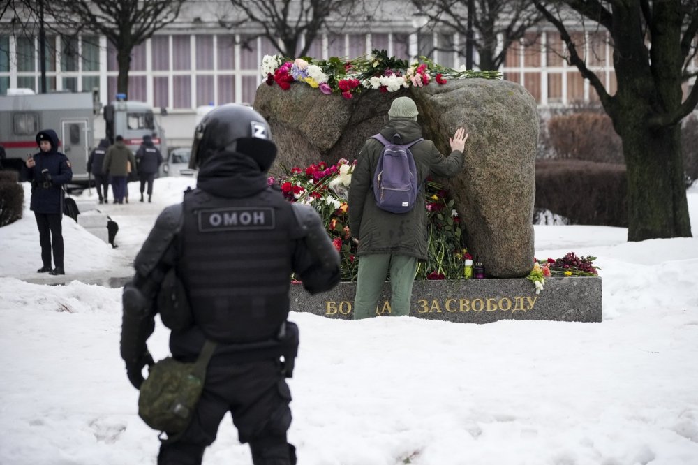 Pietní akce za zemřelého ruského opozičního politika Alexeje Navalného. Jen v Rusku na nich byly zatčeny stovky lidí