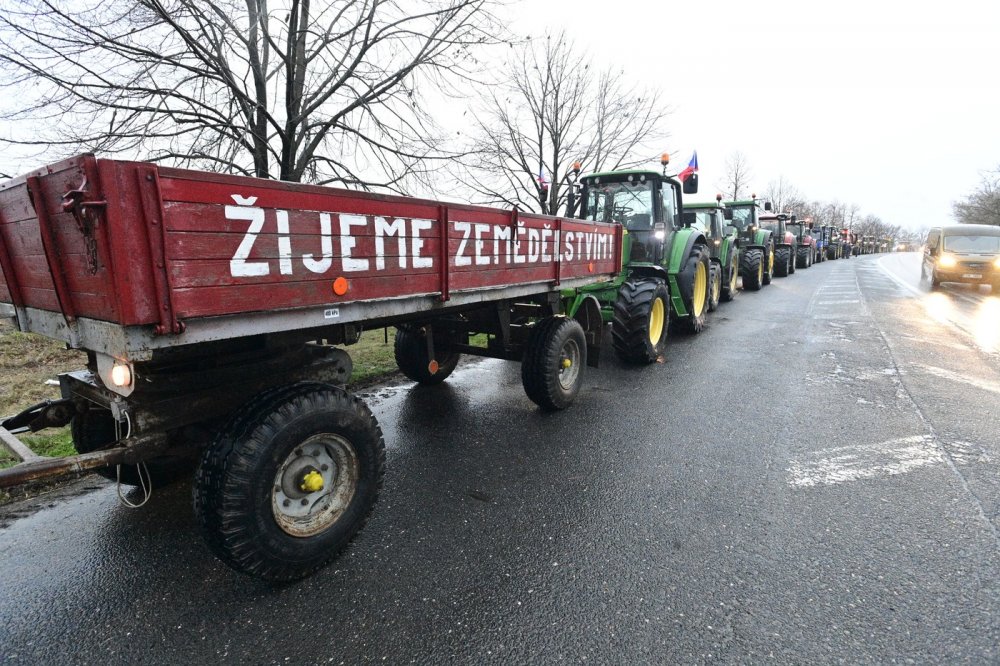 Kolem 100 zemědělských strojů vyrazilo na protestní jízdu z Kutné Hory do Kolína